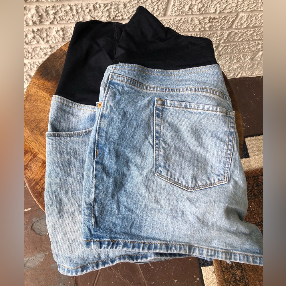 Isabel Maternity Size 14 (Fits like 16) Light Wash Jean Shorts